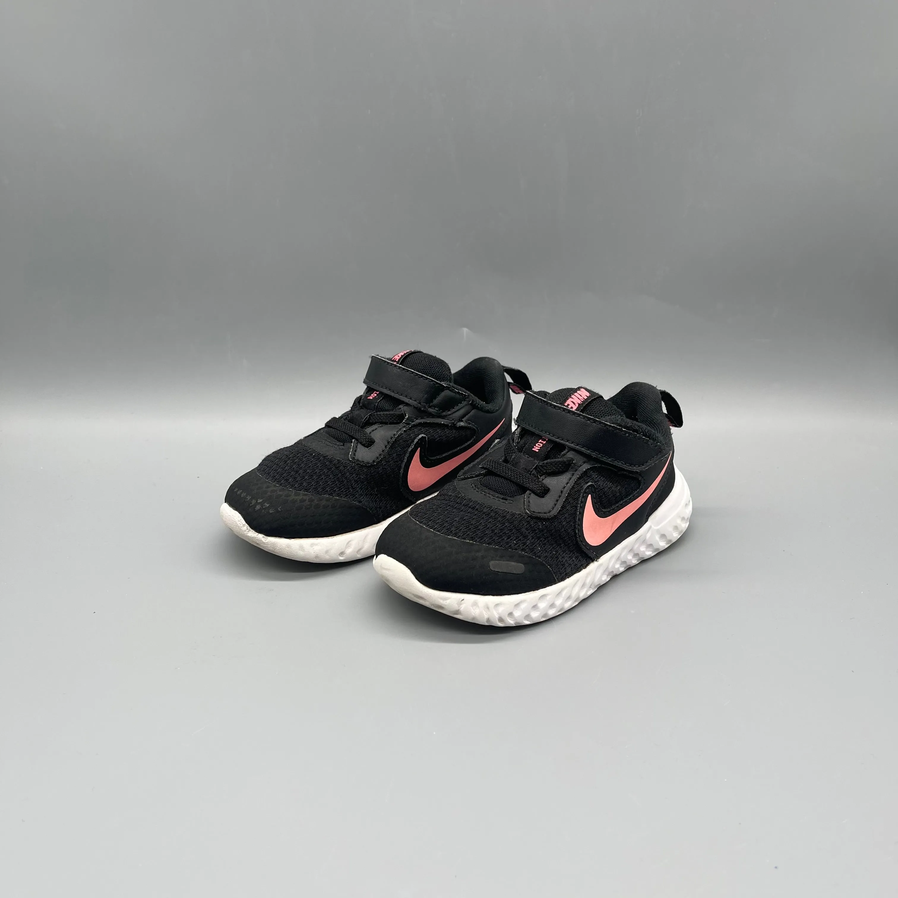 Nike / Revolution / Runner / US8