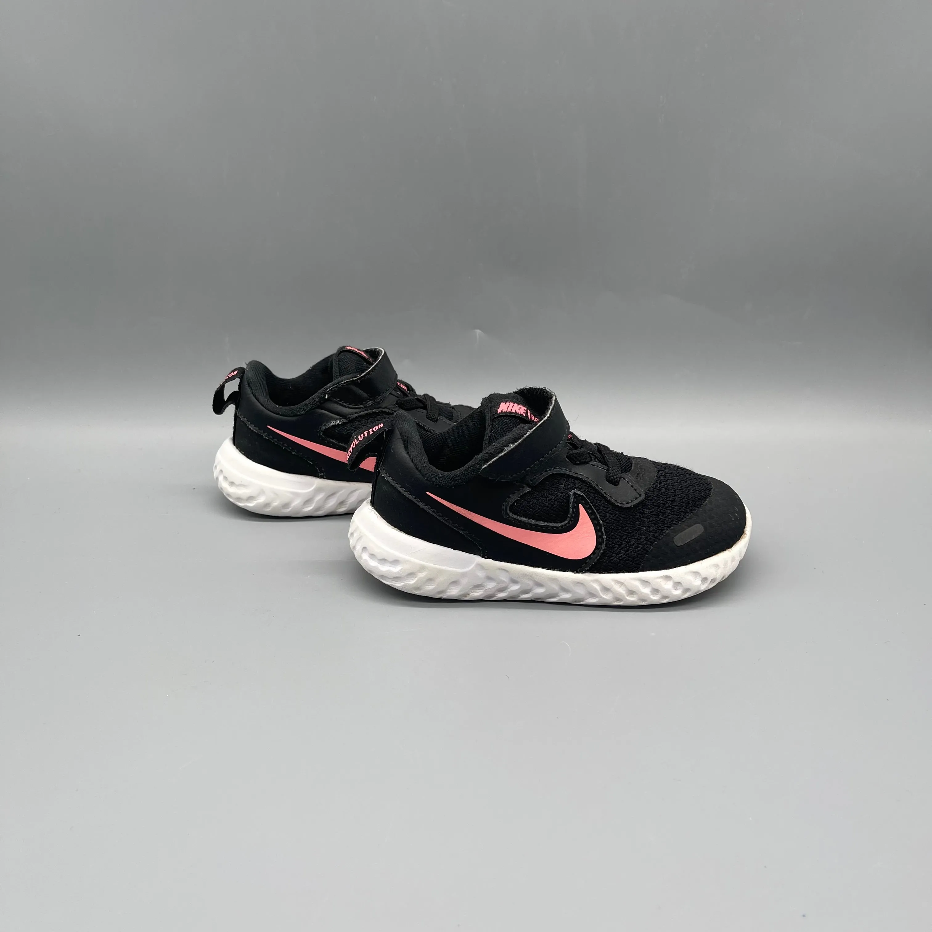 Nike / Revolution / Runner / US8