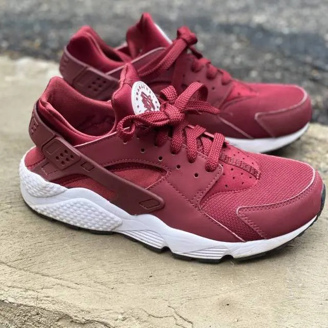 Nike Air Huarache maroon