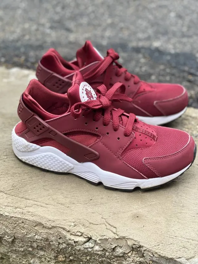 Nike Air Huarache maroon