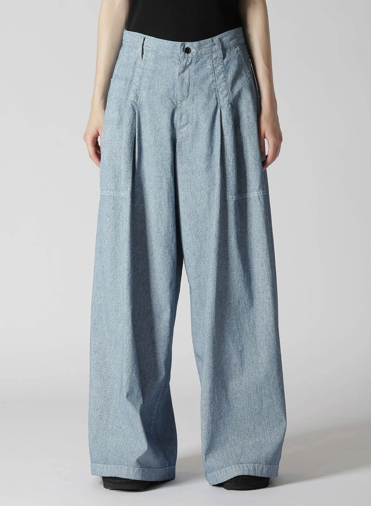 WHITE PIGMENT COATED DENIM PLEATED WIDE PANTS